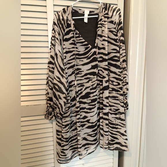 H&M Dresses & Skirts - H&M Zebra-Print Long Sleeve Dress - Black and Cream